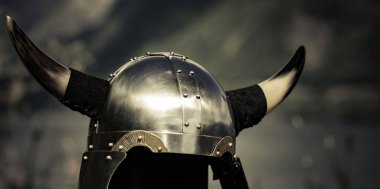 Norveç'te fiyort kıyısında Viking kaskı. Turizm ve seyahat konsepti