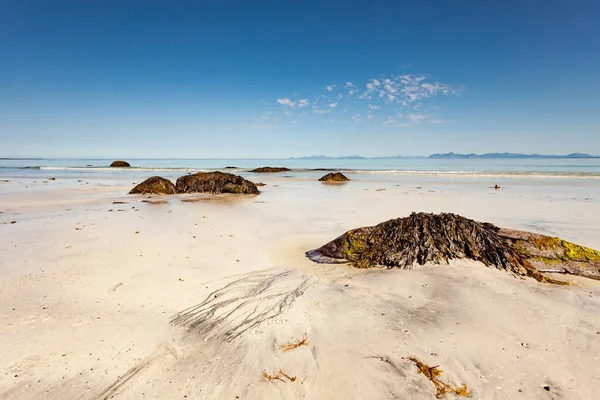 Szcenikus Tengerpart Gimsoysand Homokos Strand Hegyek Láthatáron Nordland Megye Lofoten — Stock Fotó