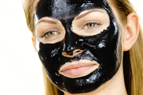 Jeune Femme Avec Masque Amovible Noir Carbo Detox Sur Visage — Photo