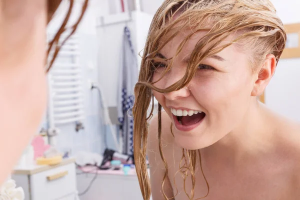 Mulher Feliz Banheiro Com Cabelo Loiro Longo Molhado Jovem Adolescente — Fotografia de Stock