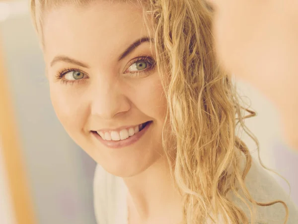 Szczęśliwa Kobieta Mokrych Blond Włosach Pozytywne Czyste Kobiety Wzięciu Prysznica — Zdjęcie stockowe
