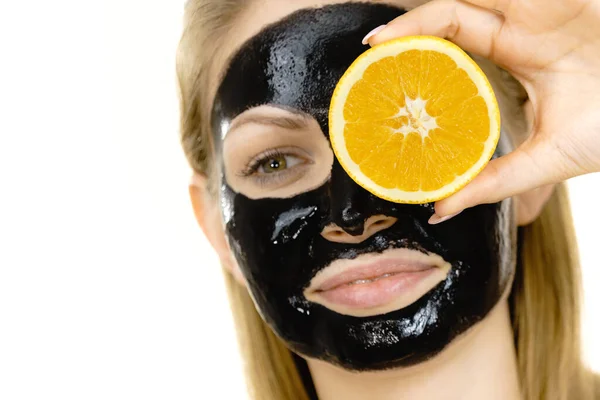 Wanita Dengan Carbo Detox Masker Kulit Hitam Wajah Memegang Buah — Stok Foto