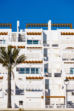 İspanyol tatil köyü beyaz binaları. Endülüs 'teki Mojacar köyü, Almerya kıyısı, İspanya