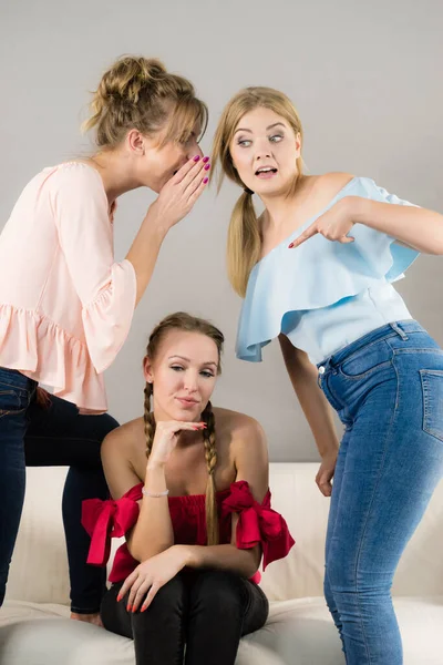 被两个女性朋友欺负的女人在说她坏话 竞争和嫉妒问题 — 图库照片