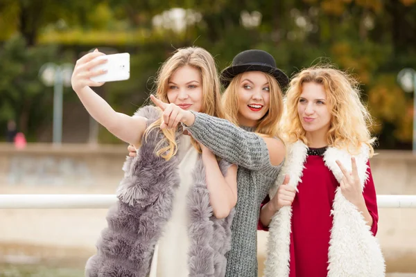 Três Fêmeas Tirando Selfies Divertindo Livre Usando Telefone Inteligente Para — Fotografia de Stock