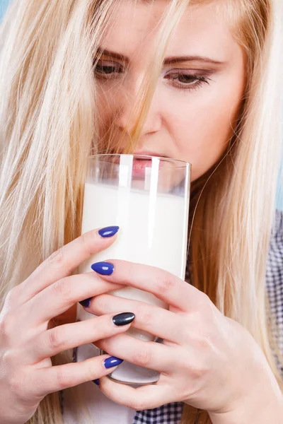 Gezonde Dranken Goede Voeding Perfect Ontbijtconcept Vrouw Die Melk Drinkt — Stockfoto