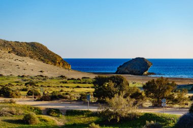 Monsul plajı. Sahil manzarası, Cabo de Gata Nijar Doğal Parkı, Almerya, Endülüs, İspanya. Turist eğlencesi