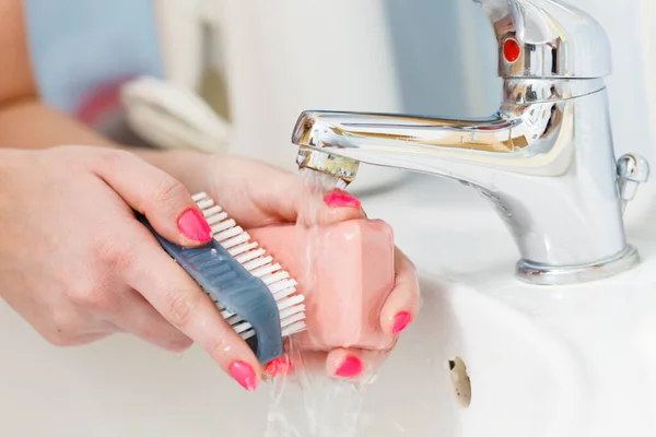 Mulher Lavando Mãos Pia Para Livrar Germes Usando Escova Prevenir — Fotografia de Stock