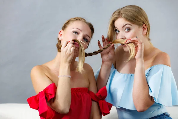 Dos Hembras Positivas Fingiendo Tener Bigote Hecho Pelo Amistad Tiempo —  Fotos de Stock