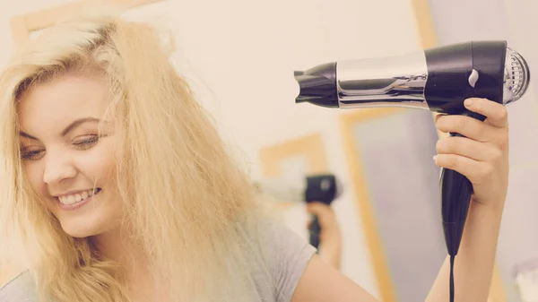 Θετική Γυναίκα Που Χρησιμοποιεί Πιστολάκι Μαλλιών Στο Ξανθό Της Χτένισμα — Φωτογραφία Αρχείου