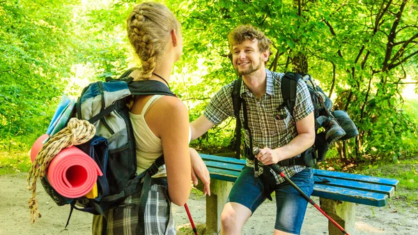 Aventura Turismo Curtindo Verão Juntos Caminhadas Jovem Casal Com Mochila — Fotografia de Stock