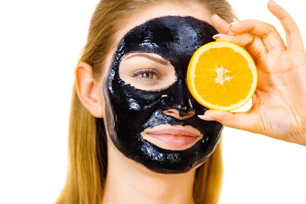 Vrouw Met Carbo Detox Zwarte Peel Masker Gezicht Met Oranje — Stockfoto