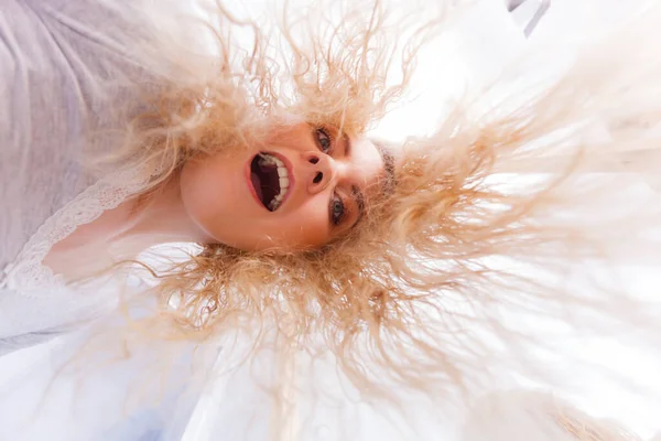 Gelukkige Vrouw Hebben Natte Blonde Haren Positieve Schone Vrouw Het — Stockfoto