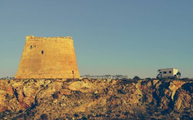Karavan Mesa Roldán Kulesi 'nde. Cabo de Gata Nijar Doğal Parkı, Endülüs İspanya. Turistik ilgi, Savunma kuleleri.
