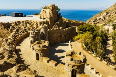 Turist eğlencesi. İspanya 'daki Castillitos Silah Bataryası Cartagena' daki taş kale tahkimatları..