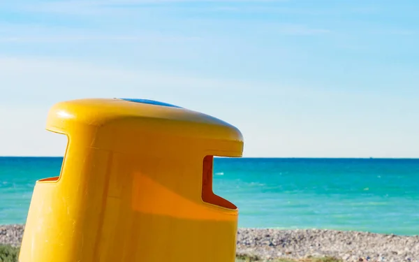 海滨风景 西班牙海岸上有黄色的垃圾桶或垃圾桶 保持海滩清洁 — 图库照片