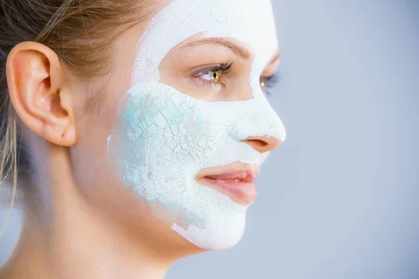 顔に白い緑色の泥マスクをした若い女性 十代の女の子は油性の肌の世話をし 毛穴をきれいにします 美の治療だ スキンケア — ストック写真