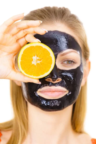 Vrouw Met Carbo Detox Zwarte Peel Masker Gezicht Met Oranje — Stockfoto