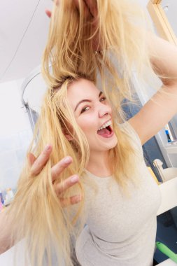 Mutlu kadın uzun sarı saçlı olan. Onun saç sevinç ile bir duş duygu temiz gösterme koşulu aldıktan sonra olumlu erkek