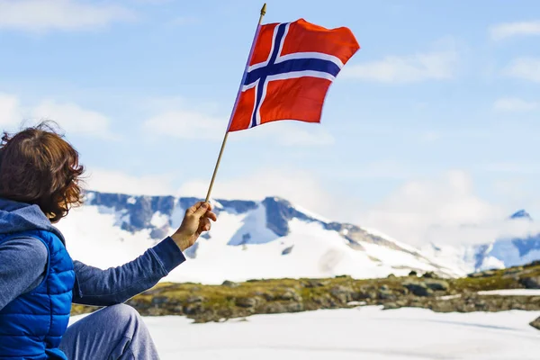 Tourist Woman Enjoy Mountains Landscape Holding Norwegian Flag National Tourist — Stock Photo, Image