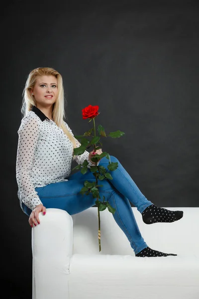 Romantika Koncept Dárků Valentýna Krásná Blondýnka Sedící Bílém Gauči Červenou — Stock fotografie