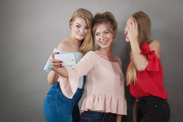 Модные Женщины Делающие Селфи Помощью Смартфона Весело Проводят Время Друзьями — стоковое фото