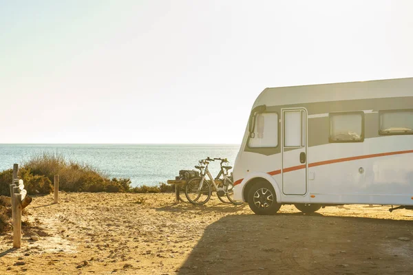 Kamper Pojazd Rekreacyjny Wybrzeżu Hiszpanii Kemping Plaży Natury Wakacje Podróże — Zdjęcie stockowe