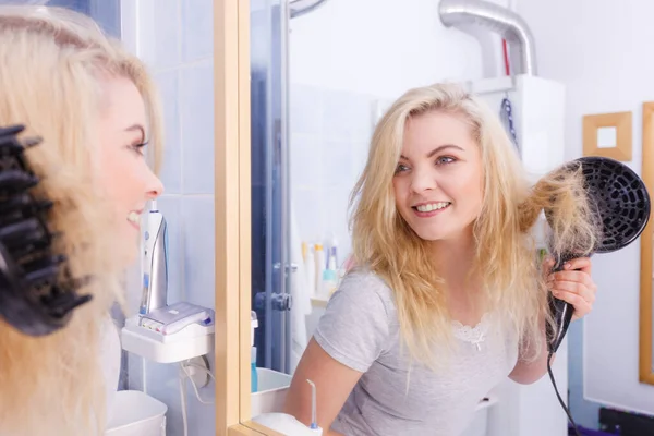 Cura Dei Capelli Bellezza Dai Capelli Lunghi Donna Bionda Asciugare — Foto Stock