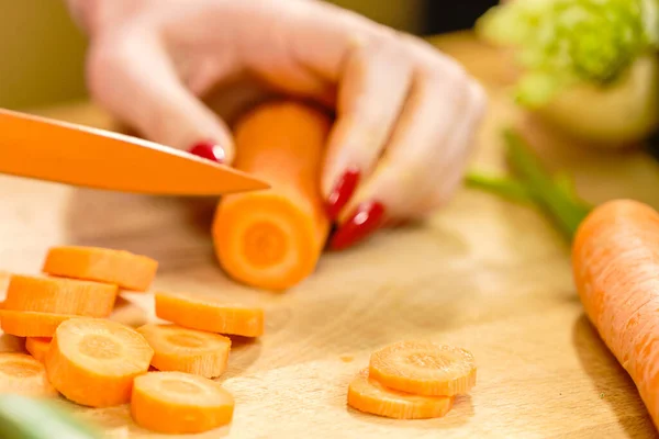 Femme Coupe Préparation Légumes Délicieuse Carotte Douce Aide Couteau Cuisine — Photo