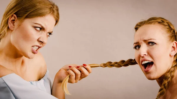 两个年轻漂亮的女人在吵架时互相生气 竞争和嫉妒问题 — 图库照片