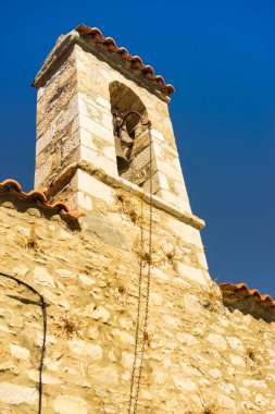 Vathia 'nın eski kenti, Mani Moreloponnese Yunanistan' daki geleneksel taştan mimari çan kulesinin ayrıntıları. Mimari tema.