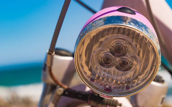 Bicicleta Feminina Livre Estacionado Praia Costa Mar Elemento Lâmpada Férias — Fotografia de Stock