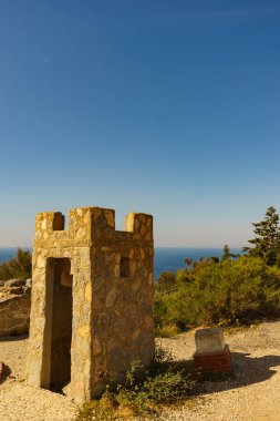 Cartagen Körfezi ve Cabo Tinoso kıyı şeridi tarihi İspanyol savunma sisteminin terk edilmiş eski binalarıyla.
