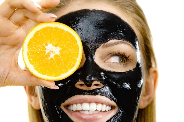 Wanita Dengan Carbo Detox Masker Kulit Hitam Wajah Memegang Buah — Stok Foto