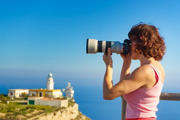 Жіночий Турист Камерою Робить Фотографії Маяка Меса Ролдан Природний Парк — стокове фото