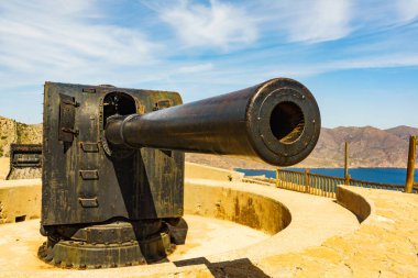 Akdeniz kıyısında Castillitos bataryası. İspanya 'nın Cartagena Murcia bölgesi yakınlarındaki turistik bir yer. Savunma kalesi. Tarihi dönüm noktası.