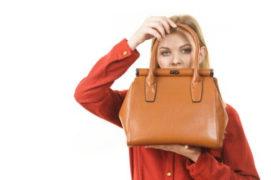 Kahverengi deri çanta, beyaz üzerine zarif şık genç kadınla