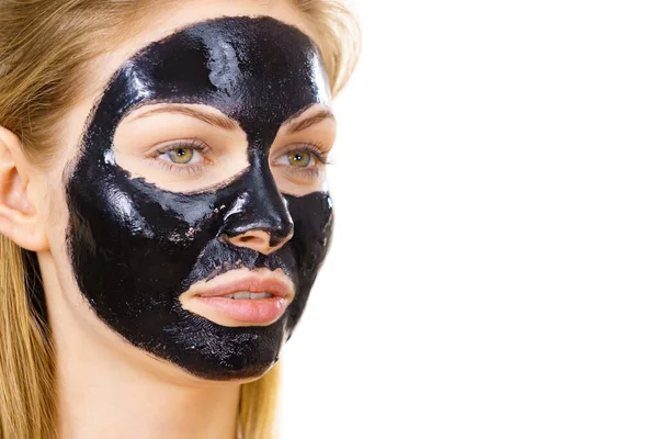 Jonge Vrouw Met Carbo Detox Zwarte Peel Masker Haar Gezicht — Stockfoto