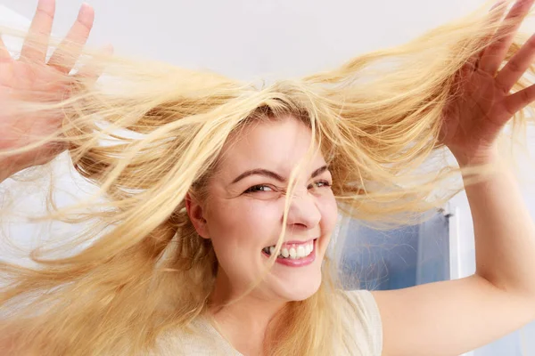 Mujer Feliz Con Pelo Largo Rubio Mujer Positiva Después Tomar — Foto de Stock