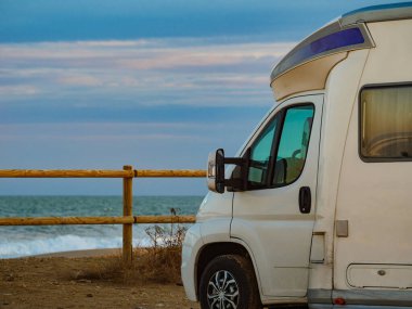 Deniz kıyısında kamp yapmak. Plajda kamp aracı, İspanya 'da Akdeniz kıyısı..