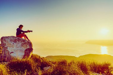 İspanya 'nın kıyı manzarasından fotoğraf çeken kadın turist Mesa Roldán, Endülüs İspanya. Cabo de Gata Doğal Parkı.