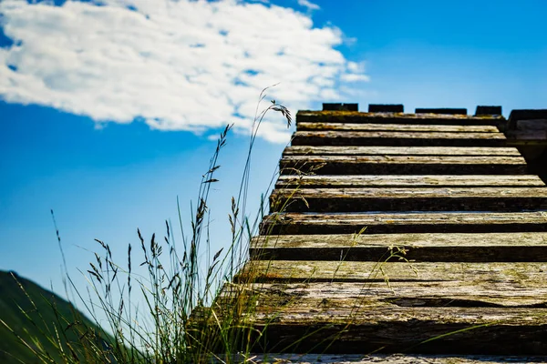 Старая Деревянная Лестница Голубое Небо — стоковое фото