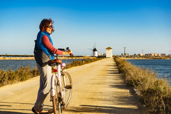 Reife Frau Mit Fahrrad Entspannt Sich Park San Pedro Del — Stockfoto