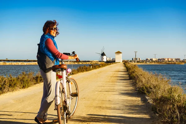 Gammal Kvinna Med Cykel Avkopplande San Pedro Del Pinatar Park — Stockfoto