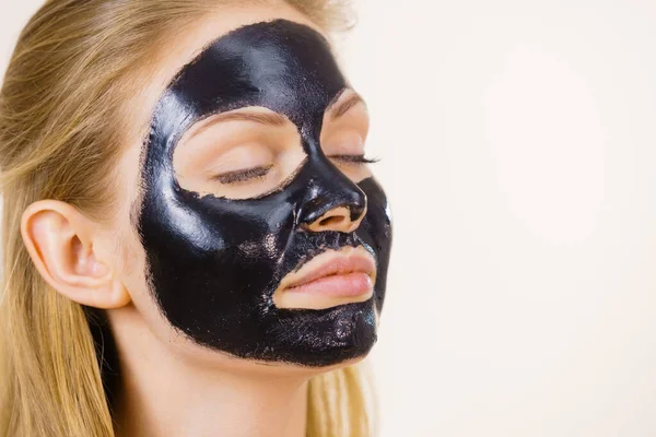 Ung Kvinna Med Carbo Detox Svart Peel Mask Ansiktet Vitt — Stockfoto