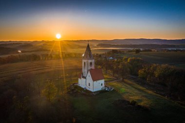 Chvojno 'daki St. James Kilisesi 13. yüzyıldan kalma. Prag yakınlarındaki Benesov kasabasının kadastro bölgesinde, Barok çiftliğinin üzerindeki bir tepede yer almaktadır..