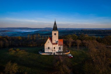 Chvojno 'daki St. James Kilisesi 13. yüzyıldan kalma. Prag yakınlarındaki Benesov kasabasının kadastro bölgesinde, Barok çiftliğinin üzerindeki bir tepede yer almaktadır..