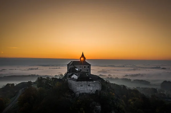 Kunetice Mountain Βρίσκεται Μια Πεδιάδα Πάνω Από Την Οποία Υψώνεται — Φωτογραφία Αρχείου