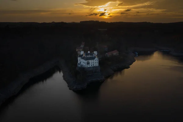13세기 후반에 블타바 가로지르는 성으로 세워졌으며 아마도 시대에페미슬 오타카르 설립되었습니다 — 스톡 사진