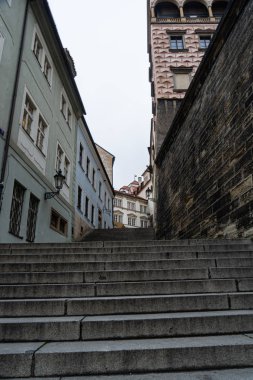 Prag, Çek Cumhuriyeti 'nin başkenti ve Avrupa Birliği' nin 14. büyük şehridir. Prag, Orta Avrupa 'nın zengin bir tarihi ve kültürel ve ekonomik merkezidir..